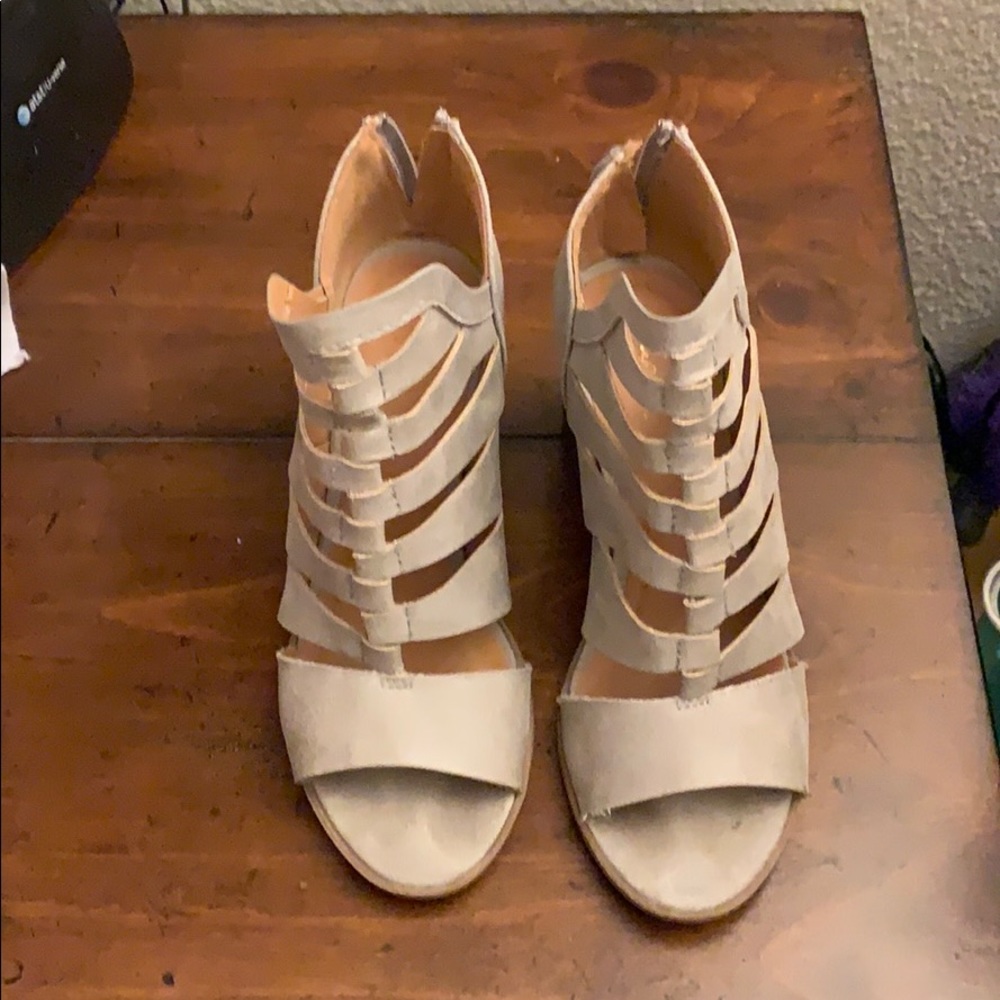 Gray heel.
